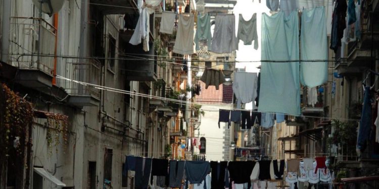 Napoli, arriva il divieto dei panni stesi sui balconi?