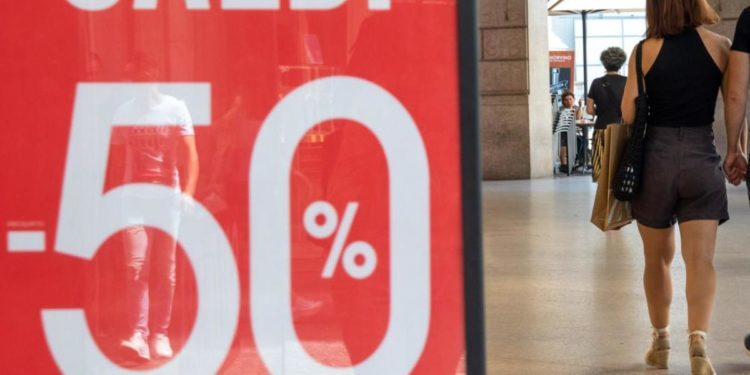 Saldi estivi 2022 al via il 2 luglio: il calendario, quanto durano