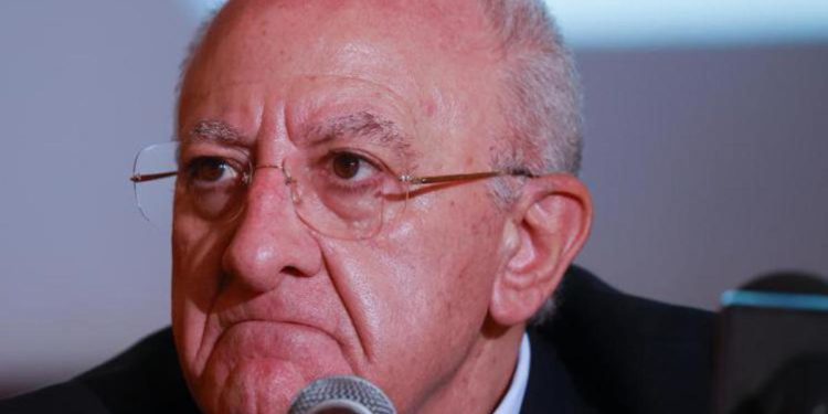 Governo, De Luca: “Umiliante circo equestre M5S, Lega e Fi”