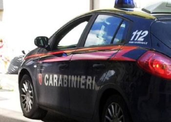 Napoli, 80enne spara alla moglie e si barrica in casa