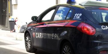 Napoli, 80enne spara alla moglie e si barrica in casa