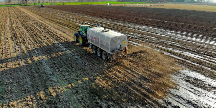 Concimare il giardino: che prodotti usare, quando concimare e l’uso dello spargiconcime
