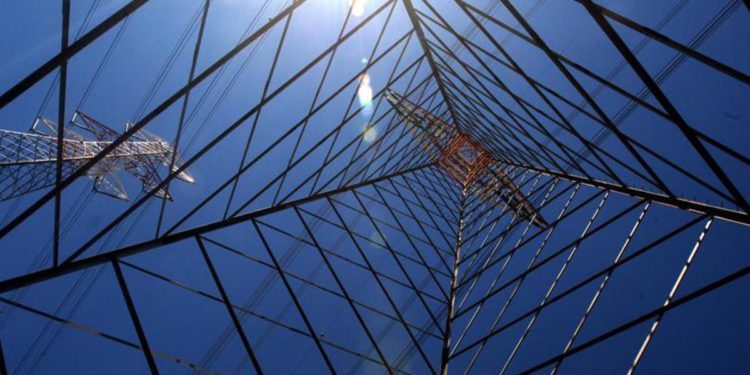 Energia, cos’è e come (non) funziona la tassa sugli extra profitti