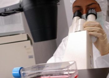 Tumori, unico test studia centinaia di mutazioni: vantaggi per 40% pazienti