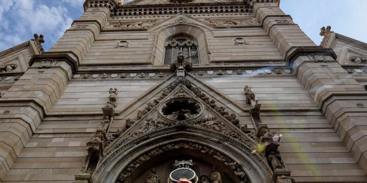 Napoli, si ripete miracolo San Gennaro: sangue sciolto