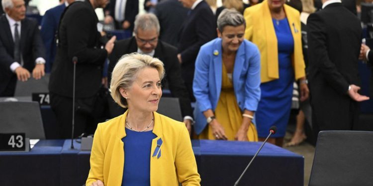 Ucraina, von der Leyen in giallo e blu a Strasburgo