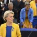 Ucraina, von der Leyen in giallo e blu a Strasburgo