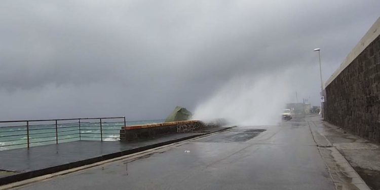 VIOLENTA MAREGGIATA COLPISCE LA COSTA DELL’ISOLA D’ISCHIA, A FORIO CHIUSA VIA GIOVANNI MAZZELLA PER IL CROLLO DEL COSTONE