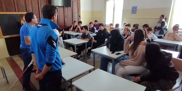 L’INCONTRO TRA IL CAMPIONE PARALIMPICO GIANNI SASSO E GLI STUDENTI DEL “MENNELLA”: “CARI RAGAZZI, NON ABBIATE MAI PAURA DI INSEGUIRE I VOSTRI SOGNI”