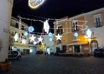 RIDICOLO A FORIO, SI INSTALLANO LUMINARIE NATALIZIE LUCCICANTI MENTRE L’IMPIANTO DELLA PUBBLICA ILLUMINAZIONE E’ OBSOLETO E FATISCENTE: CHE VERGOGNA!