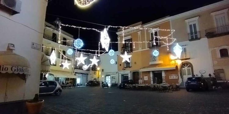 RIDICOLO A FORIO, SI INSTALLANO LUMINARIE NATALIZIE LUCCICANTI MENTRE L’IMPIANTO DELLA PUBBLICA ILLUMINAZIONE E’ OBSOLETO E FATISCENTE: CHE VERGOGNA!