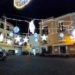 RIDICOLO A FORIO, SI INSTALLANO LUMINARIE NATALIZIE LUCCICANTI MENTRE L’IMPIANTO DELLA PUBBLICA ILLUMINAZIONE E’ OBSOLETO E FATISCENTE: CHE VERGOGNA!