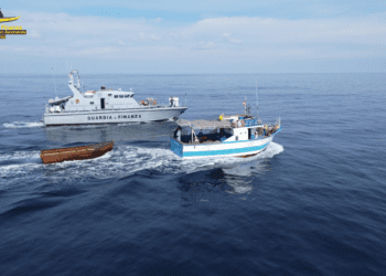 Catturata la nave madre e fermati i membri d’equipaggio per favoreggiamento dell’immigrazione clandestina