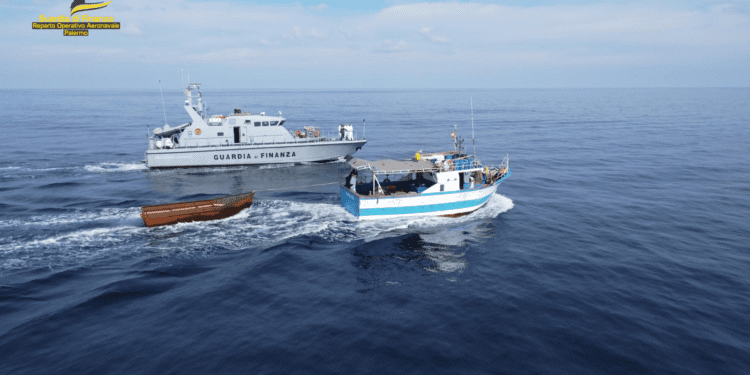 Catturata la nave madre e fermati i membri d’equipaggio per favoreggiamento dell’immigrazione clandestina