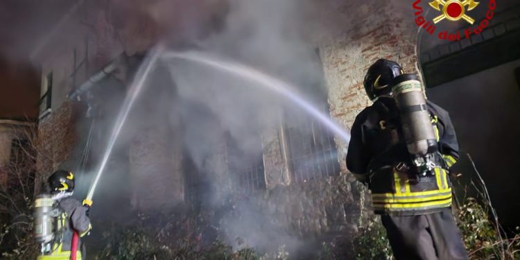 TRIESTE: INCENDIO MAGAZZINO DISMESSO
