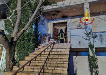 SALVATA UNA DONNA DA UN’ABITAZIONE IN FIAMME