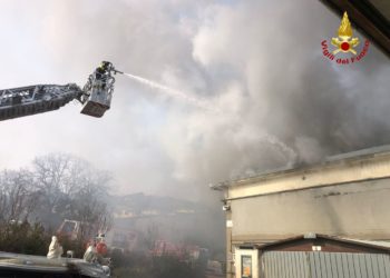 TRE SQUADRE IMPEGNATE PER L’INCENDIO DI UN CAPANNONE