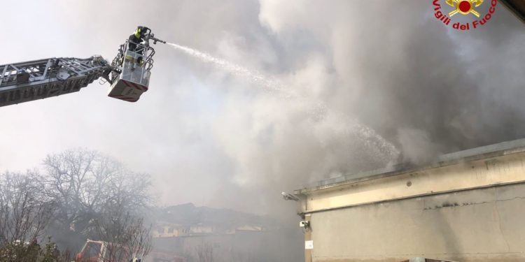 TRE SQUADRE IMPEGNATE PER L’INCENDIO DI UN CAPANNONE