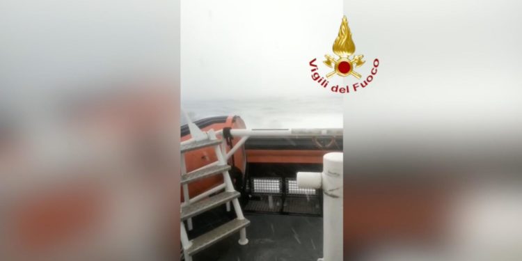 Cutro: Naufragio migranti nel Crotonese, continuano le ricerche dei dispersi | I video