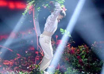 Sanremo 2023, Blanco distrugge i fiori sul palco: le reazioni