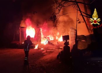 INCENDIO ROULOTTE E PREFABBRICATO IN LAMIERA