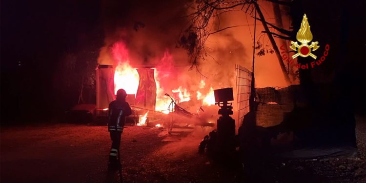 INCENDIO ROULOTTE E PREFABBRICATO IN LAMIERA