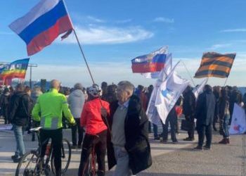 Sanremo 2023, 400 in piazza contro messaggio Zelensky al Festival