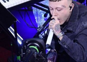 Sanremo 2023, Lazza competitivo: “Spero di rubare la sedia a tutti stasera”