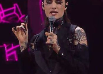 Sanremo 2023, Rosa Chemical porta sul palco un vibratore