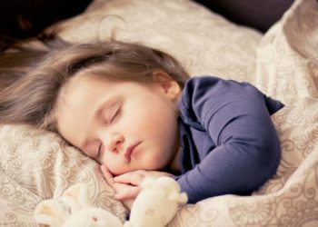 L’appello, ‘Sos sonno bimbi, no smartphone e tv prima di dormire’