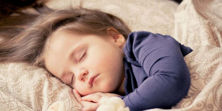 L’appello, ‘Sos sonno bimbi, no smartphone e tv prima di dormire’