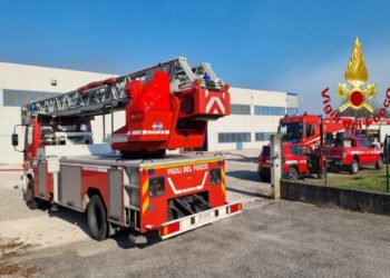 Pordenone, incendio di un magazzino di rifiuti | Il video
