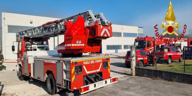 Pordenone, incendio di un magazzino di rifiuti | Il video