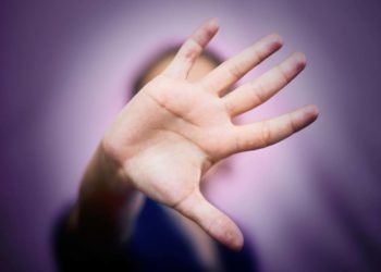 Smartwatch antiviolenza, cos’è: il primo al polso di una donna a Napoli