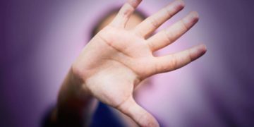 Smartwatch antiviolenza, cos’è: il primo al polso di una donna a Napoli