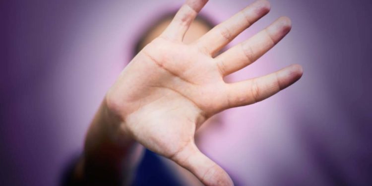 Smartwatch antiviolenza, cos’è: il primo al polso di una donna a Napoli