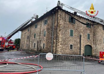 Grumello Del Monte: Incendio tetto cascina | Il video