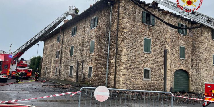 Grumello Del Monte: Incendio tetto cascina | Il video