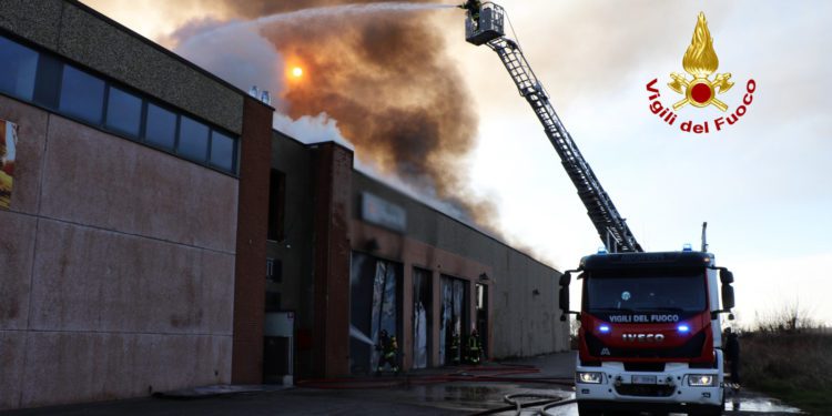 Sossano: Incendio azienda tessile | Il video