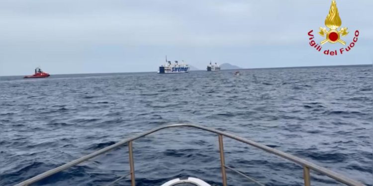 Lipari: In fiamme la cabina di comando di un traghetto | Il video