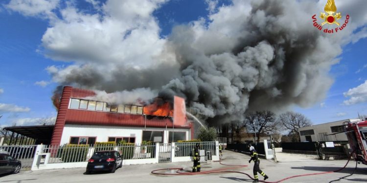 Osimo: Incendio capannone a San Biagio