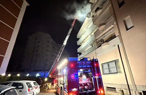 Pescara: Fiamme al 5°piano si un edificio in via Tito Speri | Il video