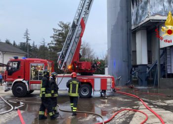 Gavirate: Incendio azienda per la produzione di asfalto | Il video