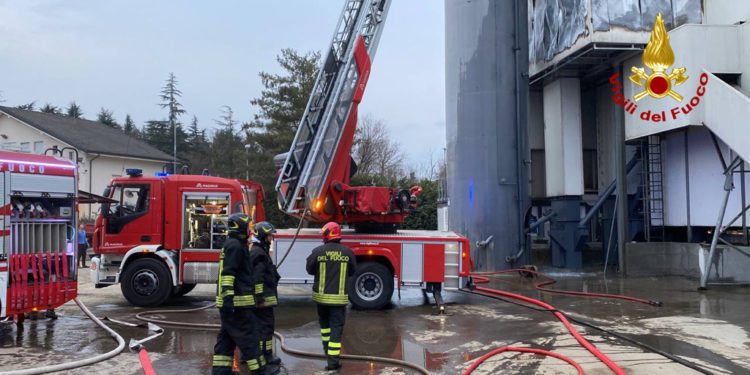 Gavirate: Incendio azienda per la produzione di asfalto | Il video