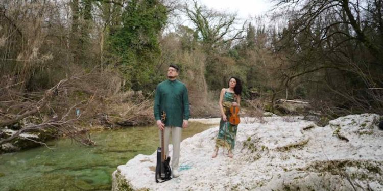 In occasione della World Water Day del 22 marzo il duo KamAak pubblica il brano “Sand and Stones”
