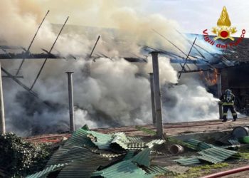 Lodi, incendio in un cascinale: 50 rotoballe in fiamme | Il video