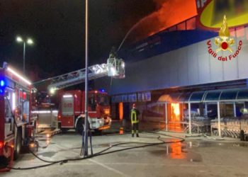 Bastia Umbra: In fiamme negozio di articoli per la casa | Il video