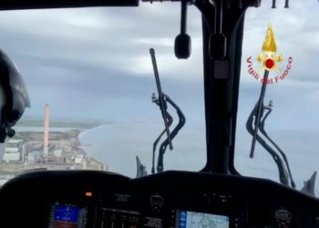 Imbarcazione dispersa, elicottero in ricognizione sulle acque antistanti porto Torres | Il video