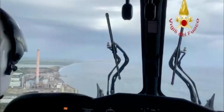 Imbarcazione dispersa, elicottero in ricognizione sulle acque antistanti porto Torres | Il video