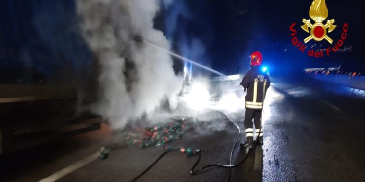 Bonito: Autotreno in fiamme sulla A16 | Il video